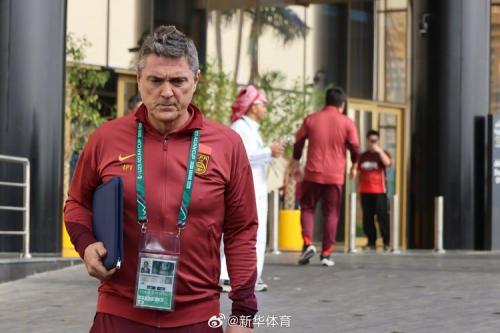 破相了U23国足主帅安东尼奥右脸颊贴了个创可贴