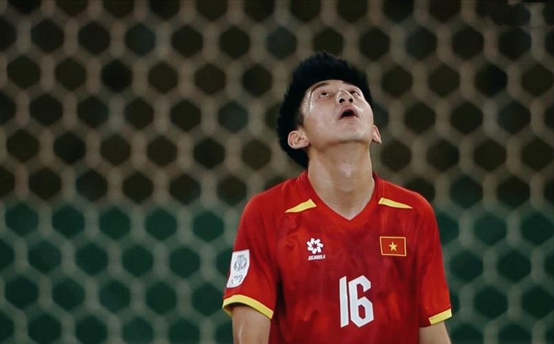 越南U23球员亮鞋钉飞铲毛伟杰小腿，毛伟杰表情十分痛苦