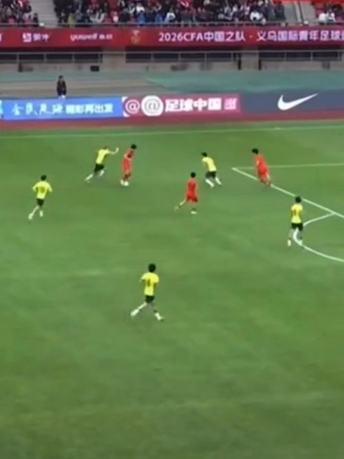 你来我往！杨铭锐禁区外打门折射入网，U19国足24仍落后澳大利亚