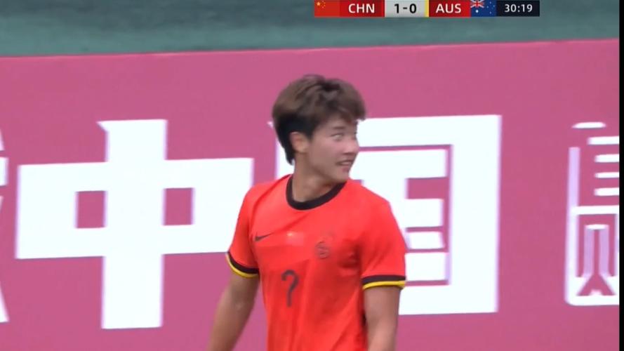 扳回一球！澳大利亚后场失误，杨铭锐补射破门，U19国足12仍落后